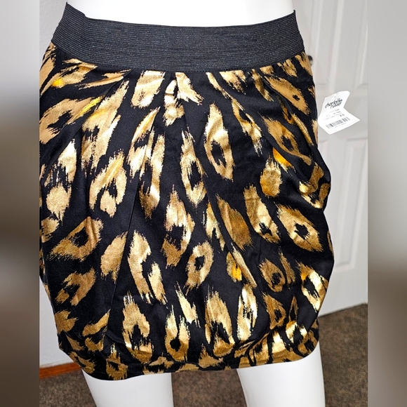 Forever 21 Dresses & Skirts - Forever 21 Black Gold Skirt XS